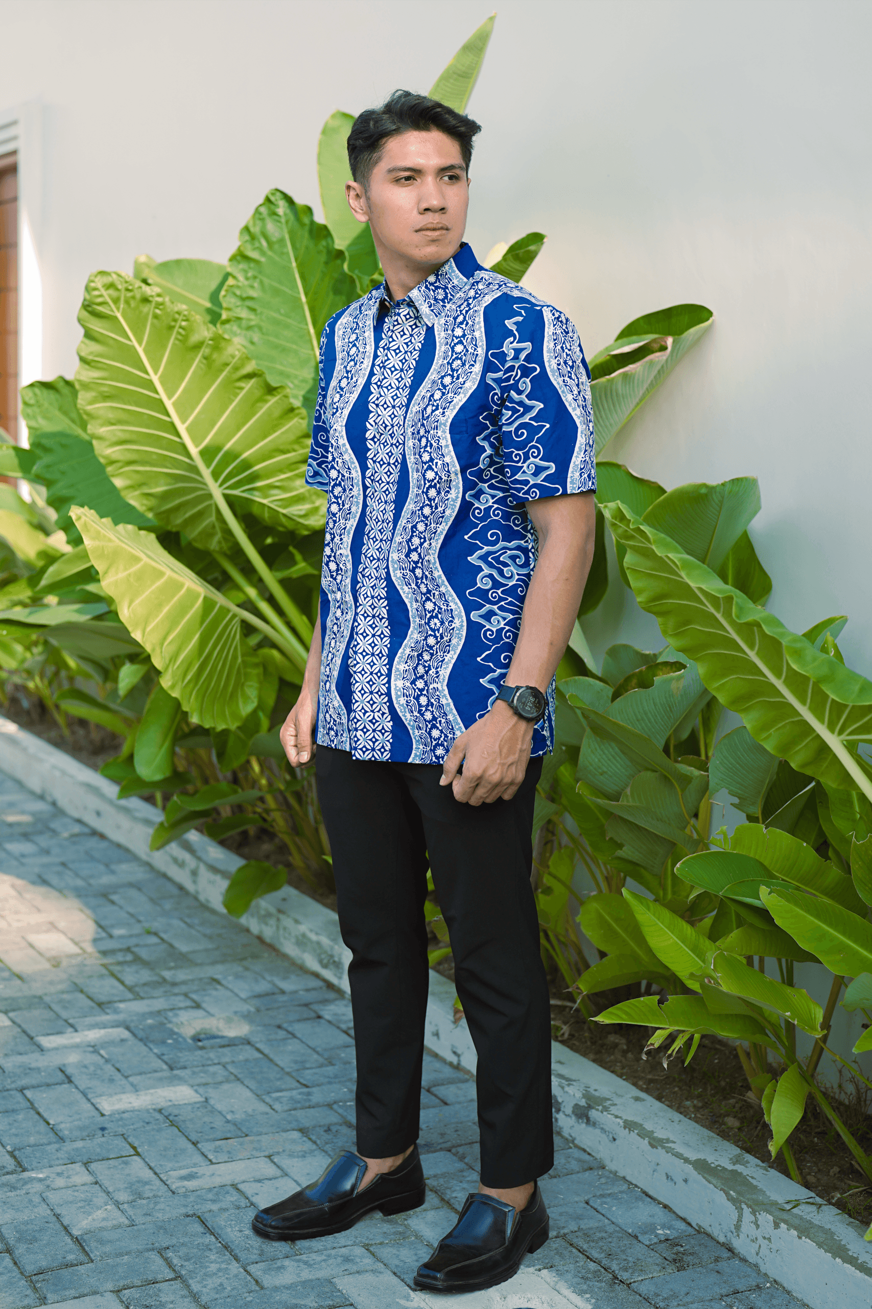 Kemeja Batik Pria Motif Mega Mendung Ombak Warna Biru